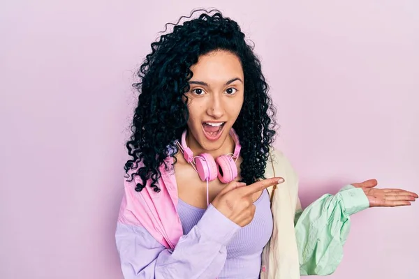 Mulher Hispânica Jovem Com Cabelo Encaracolado Vestindo Roupas Ginástica Usando — Fotografia de Stock