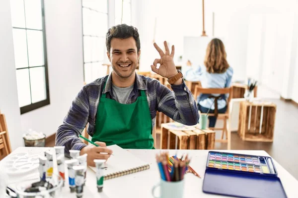 Ung Konstnär Man Konst Studio Ler Positivt Gör Tecken Med — Stockfoto