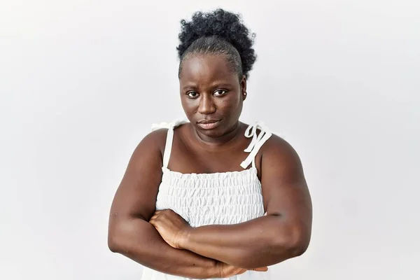 Mujer Africana Joven Pie Sobre Fondo Blanco Aislado Escéptico Nervioso —  Fotos de Stock