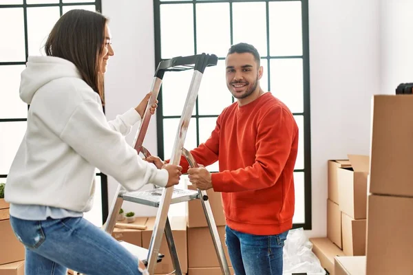 Junge Lateinamerikanische Frau Steigt Neuen Zuhause Auf Leiter — Stockfoto