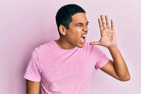 Fiatal Jóképű Spanyol Férfi Alkalmi Rózsaszín Pólóban Kiabál Sikoltozik Hangosan — Stock Fotó