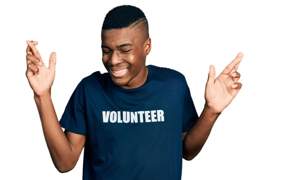 Młody Afrykański Amerykanin Ochotniczej Koszuli Trzymający Kciuki Uśmiechnięty Nadzieją Zamkniętymi — Zdjęcie stockowe