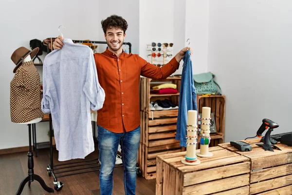 Jovem Hispânico Cliente Homem Sorrindo Feliz Escolher Camisa Loja Roupas — Fotografia de Stock