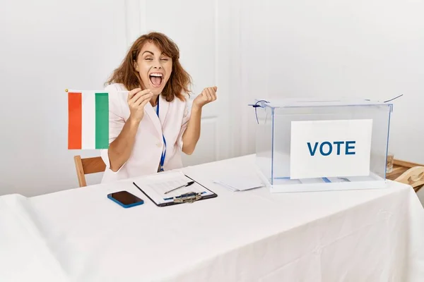 Vacker Kaukasiska Kvinna Politisk Kampanj Val Håller Hungriga Flagga Skriker — Stockfoto