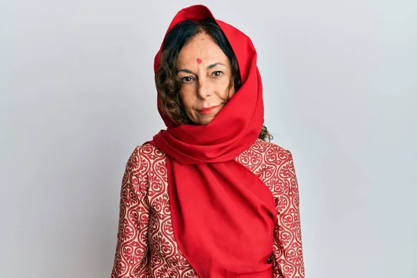 Mulher Hispânica Meia Idade Vestindo Roupas Saree Sherwani Tradição Relaxado — Fotografia de Stock