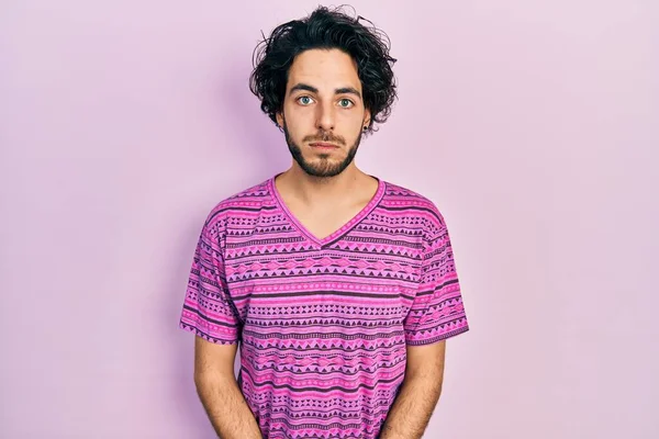Bonito Homem Hispânico Vestindo Camisa Rosa Casual Deprimido Preocupar Com — Fotografia de Stock