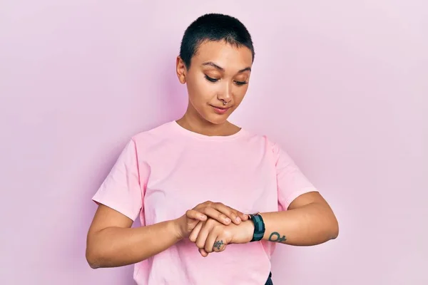 Mooie Latijns Amerikaanse Vrouw Met Kort Haar Casual Roze Shirt — Stockfoto