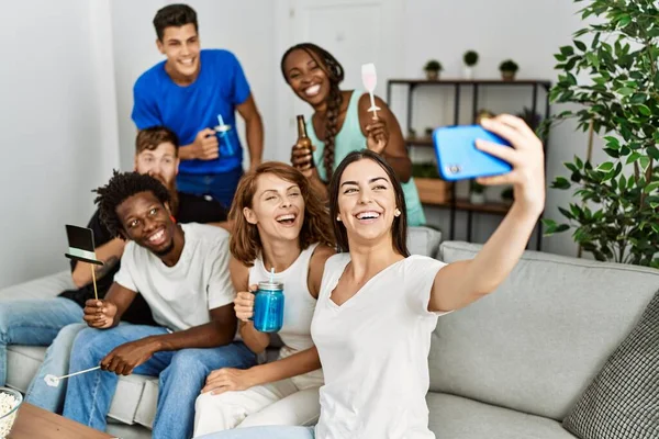 Grupo Jóvenes Amigos Que Usan Divertidos Accesorios Vestuario Haciendo Selfie —  Fotos de Stock
