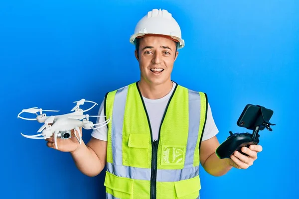 Bonito Jovem Vestindo Segurança Duro Usando Drone Controle Celebrando Louco — Fotografia de Stock