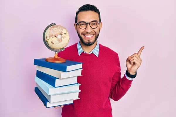 Homem Hispânico Com Barba Professor Geografia Sorrindo Feliz Apontando Com — Fotografia de Stock