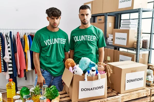Joven Pareja Gay Que Usa Una Camiseta Voluntaria Las Donaciones —  Fotos de Stock