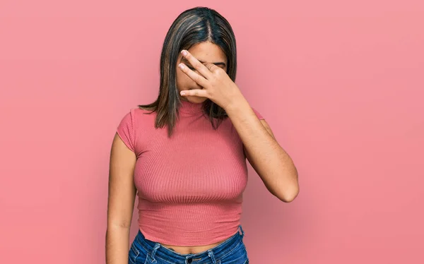 若いヒスパニック系の女の子のシャツを着て疲れ摩擦鼻や目の疲労感や頭痛 ストレスとフラストレーションの概念 — ストック写真