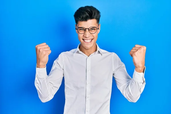 Jovem Hispânico Vestindo Roupas Casuais Óculos Gritando Orgulhoso Celebrando Vitória — Fotografia de Stock