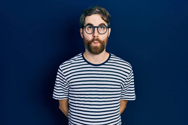 Hombre Caucásico Con Barba Vistiendo Camiseta Rayas Gafas Haciendo Cara — Foto de Stock