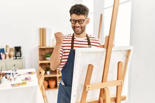 Jovem Árabe Estúdio Arte Muito Feliz Animado Fazendo Gesto Vencedor — Fotografia de Stock