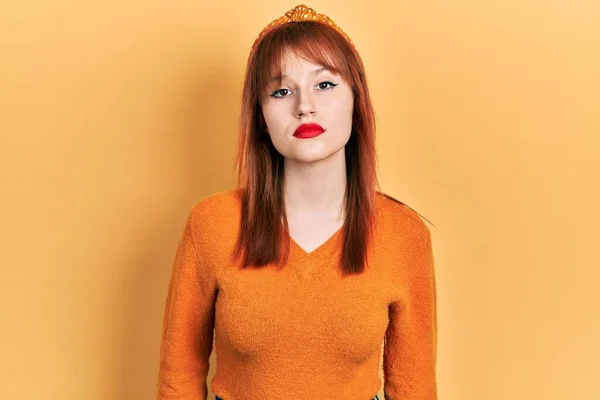 Redhead Ung Kvinna Bär Casual Orange Tröja Avslappnad Med Allvarliga — Stockfoto