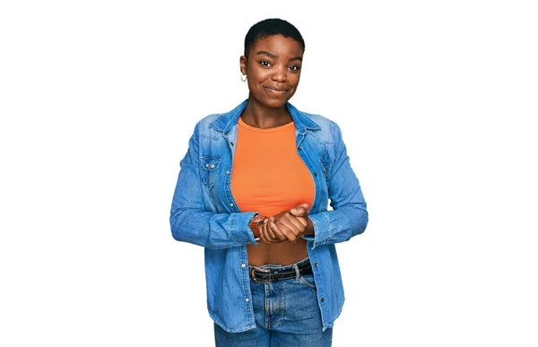 Jonge Afro Amerikaanse Vrouw Draagt Casual Kleding Met Handen Bij — Stockfoto
