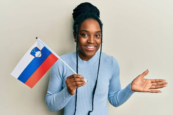 Saçları Örgülü Slovenia Bayrağı Taşıyan Afro Amerikalı Kadın Başarıyı Mutlu — Stok fotoğraf