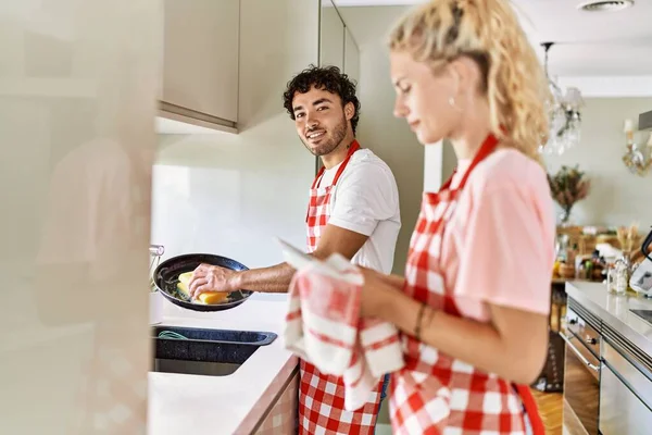 Casal Jovem Sorrindo Pratos Lavagem Felizes Cozinha — Fotografia de Stock