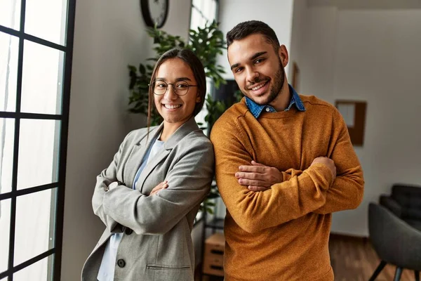 Dois Empresários Sorrindo Feliz Com Braços Cruzados Gesto Escritório — Fotografia de Stock