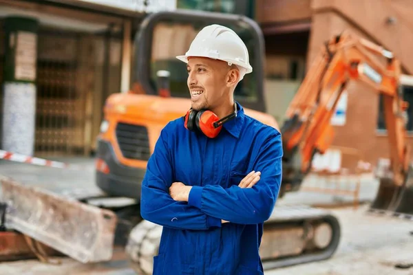 Jonge Blanke Arbeider Glimlacht Gelukkig Uniform Stad — Stockfoto