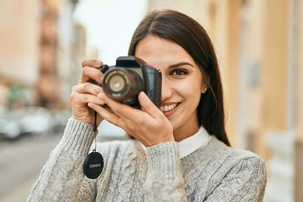 Jonge Hispanic Vrouw Glimlachen Gelukkig Met Behulp Van Camera Stad — Stockfoto