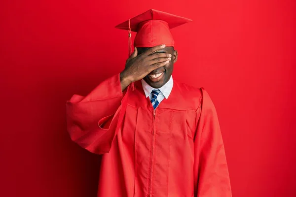 Νεαρός Αφροαμερικάνος Που Φοράει Καπέλο Αποφοίτησης Και Επίσημη Ρόμπα Χαμογελώντας — Φωτογραφία Αρχείου