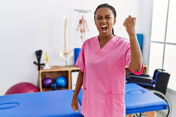 Junge Afrikanisch Amerikanische Frau Die Einer Schmerzklinik Arbeitet Wütend Und — Stockfoto