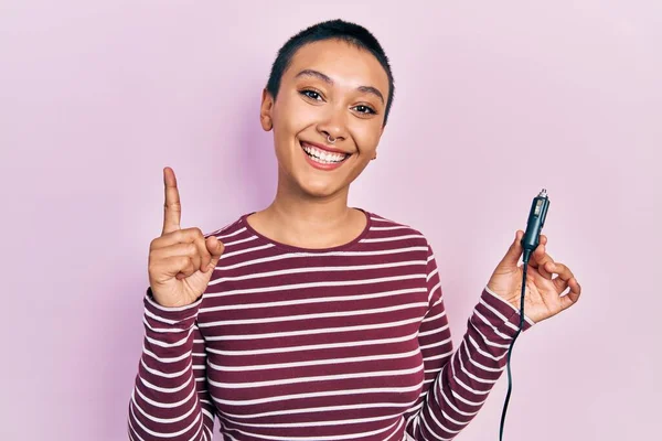 Bella Donna Ispanica Con Capelli Corti Tenendo Adattatore Caricabatterie Usb — Foto Stock