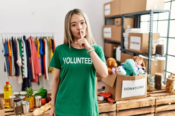 Bağışlarda Gönüllü Tişört Giyen Asyalı Genç Bir Kadın Sessiz Olmak — Stok fotoğraf