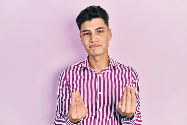 Jeune Homme Hispanique Portant Des Vêtements Décontractés Faisant Geste Argent — Photo