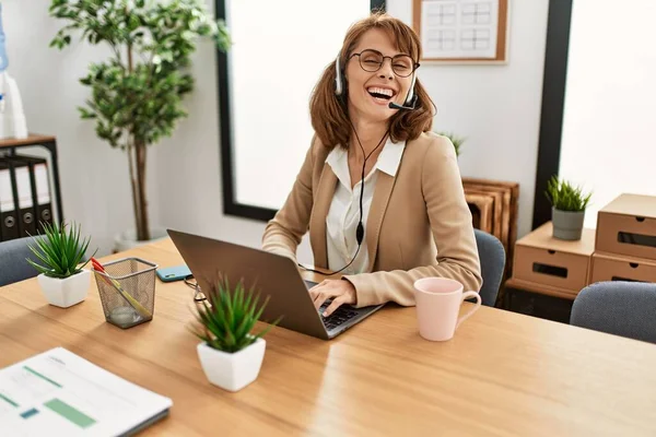 Jonge Blanke Call Center Agent Vrouw Glimlachend Gelukkig Werken Kantoor — Stockfoto