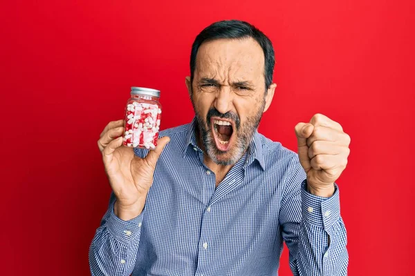 Hispanischer Mann Mittleren Alters Der Ein Glas Tabletten Der Hand — Stockfoto