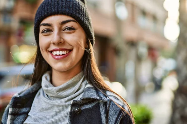 Jonge Spaanse Vrouw Glimlachend Gelukkig Staande Stad — Stockfoto