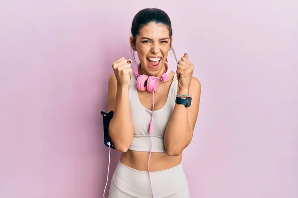 Mujer Hispana Joven Vistiendo Ropa Gimnasio Usando Auriculares Emocionados Por —  Fotos de Stock