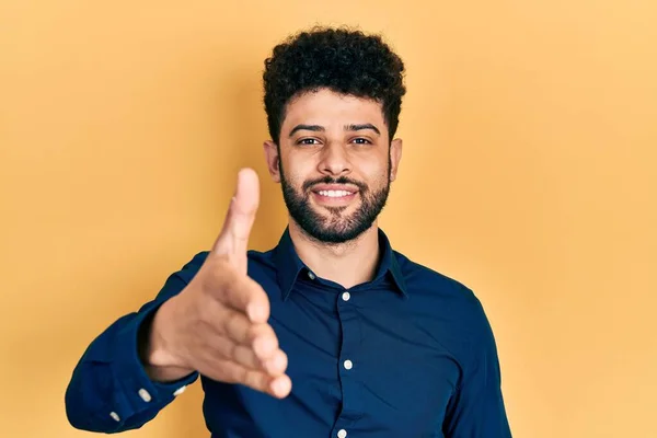 Young Arab Man Beard Wearing Casual Shirt Smiling Friendly Offering — Stock Photo, Image