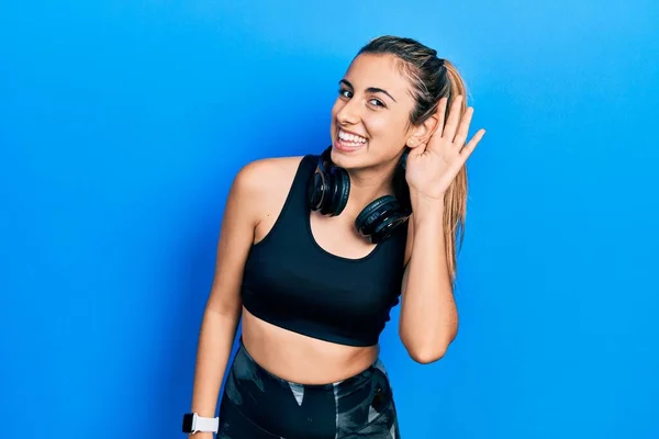 Mulher Hispânica Bonita Vestindo Roupas Ginástica Usando Fones Ouvido Sorrindo — Fotografia de Stock