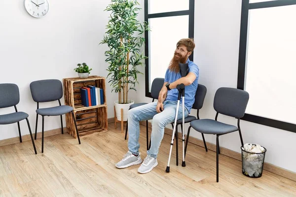 Ung Rödhårig Man Med Kryckor Sittande Stolen Kliniken Väntrum — Stockfoto