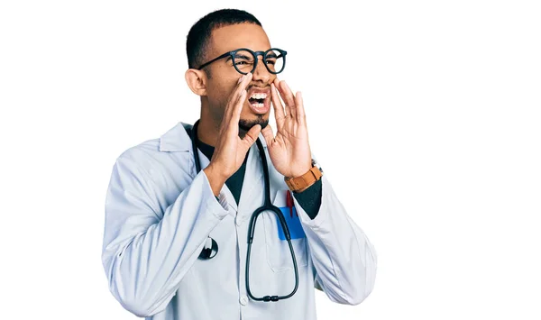 Jeune Homme Afro Américain Portant Uniforme Médecin Stéthoscope Criant Colère — Photo