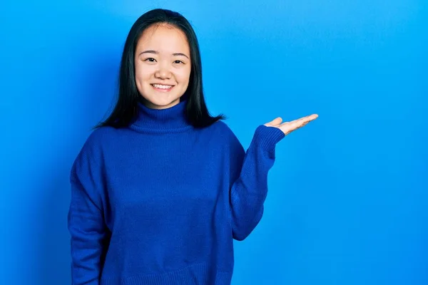 Jeune Fille Chinoise Portant Des Vêtements Décontractés Souriant Joyeuse Présentation — Photo