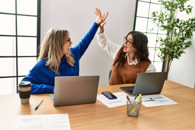 İki iş kadını el kaldırdı ve ofiste beşe vurdu..