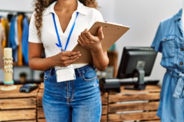 Giyim mağazasında çalışan esnaf kadın..