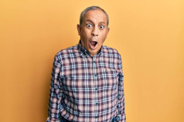 Gri saçlı, sıradan tişörtlü, yakışıklı bir adam. Şaşırtıcı bir ifade, korku ve heyecanlı bir yüz ifadesi var.. 