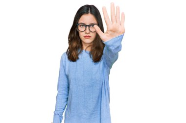 Gündelik kıyafetler ve gözlük takan genç ve güzel bir kadın avucunun içi gibi şarkı söylemeyi kesiyor. Yüzünde olumsuz ve ciddi bir jest olan uyarı ifadesi. 