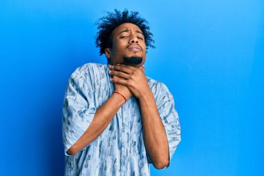 Sakallı, sıradan kıyafetler giyen, bağıran ve boğulan genç Afrikalı Amerikalı bir adam. Çünkü acı verici bir şekilde boğuldu. Sağlık problemi. Boğulma ve intihar konsepti. 