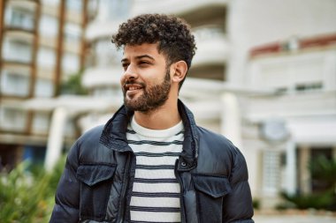 Kasabada gülümseyen genç bir Arap.