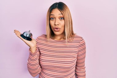 Güzel İspanyol bir kadın otelin resepsiyon zilini tutarken ağzı açık kalmış, korkmuş ve hayrete düşmüştü. 