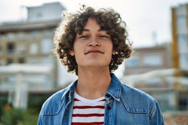 Genç İspanyol adam şehre gülümsüyor.