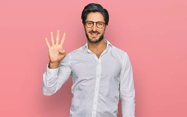 Junger Hispanischer Mann Mit Businesshemd Und Brille Zeigt Mit Finger — Stockfoto
