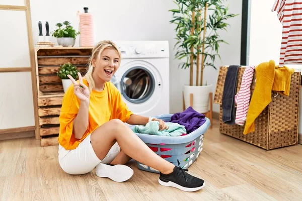 Jonge Blanke Vrouw Die Vuile Wasmachine Doet Glimlachend Met Een — Stockfoto